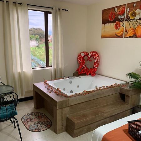 Hotel Las Mercedes Airport-Quito Tababela Eksteriør billede